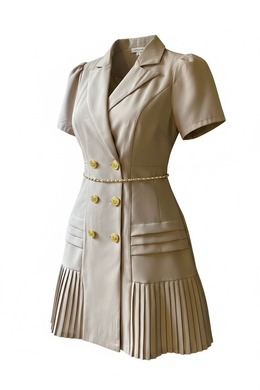 Robe blazer Anthiope beige courte avec jupe plissée, boutons dorés et ceinture fine, style chic et structuré