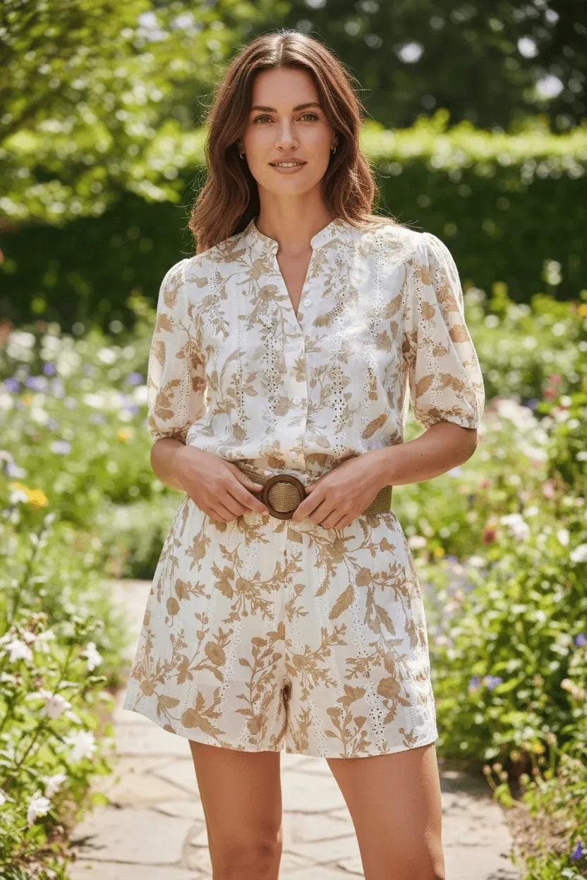 Combishort Anthiope beige et blanc à imprimé floral, col officier, manches bouffantes et ceinture tressée en jardin
