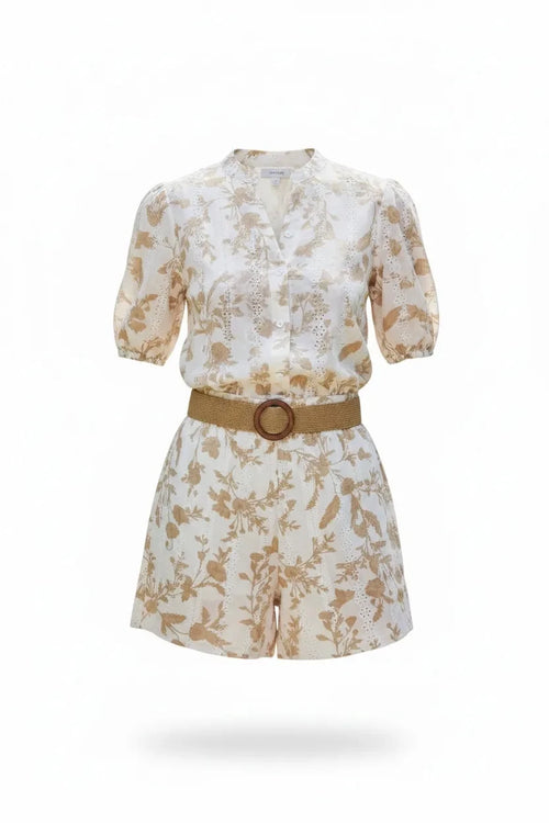 Combishort Anthiope beige et blanc à imprimé floral, col officier, manches bouffantes et ceinture tressée en bois