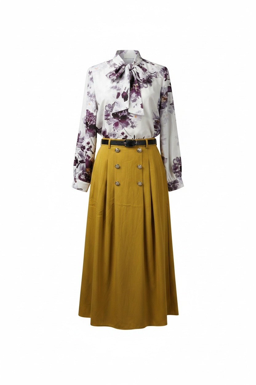 Ensemble Anthiope composé d'un chemisier floral à col lavallière et d'une jupe longue moutarde à boutons argentés.