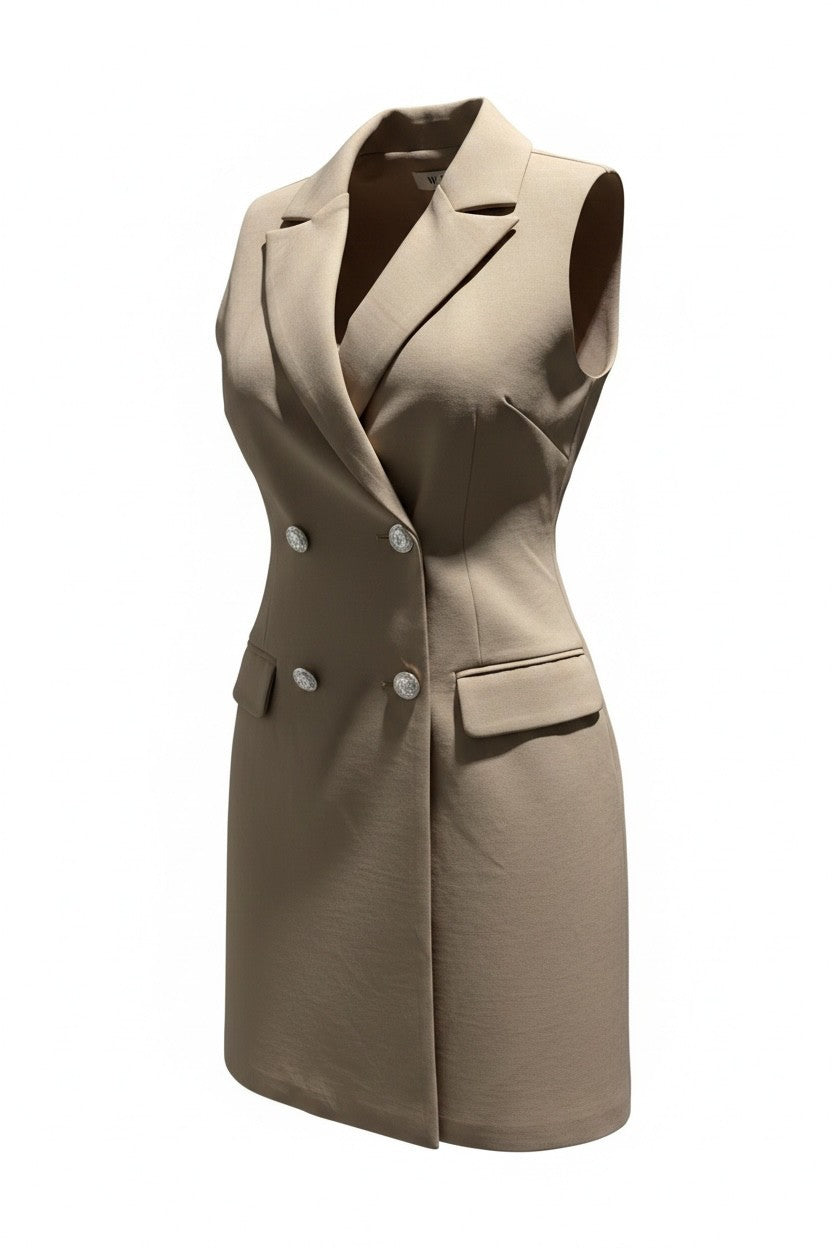 Robe blazer Anthiope beige sans manches à double boutonnage avec poches à rabat et coupe ajustée élégante