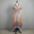 Robe longue Anthiope pêche à imprimé floral vintage avec détails en denim bleu clair et ceinture à boucle ronde