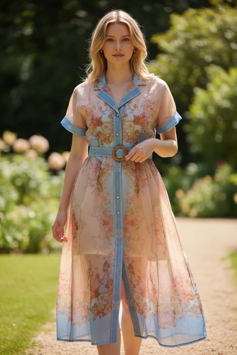 Robe longue Anthiope boutonnée à imprimé floral vintage, tissu pêche léger avec détails en denim bleu et ceinture